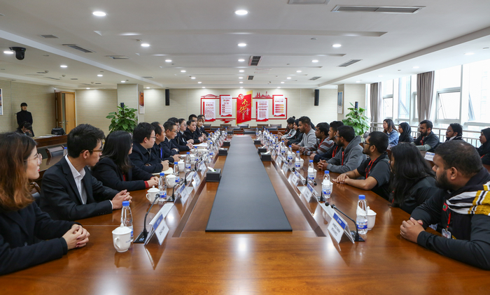 马尔代夫学生到公司旅行交流 (2).jpg