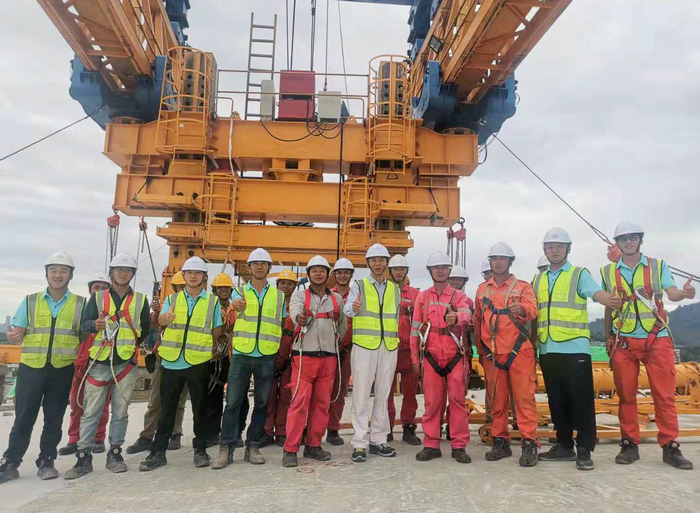 庆祝马来西亚SUKE CA4高速公路项目S线合拢-2.jpg