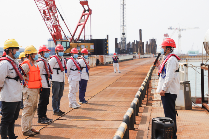 深中通道项目S04条约段复工后召开班前会.jpg