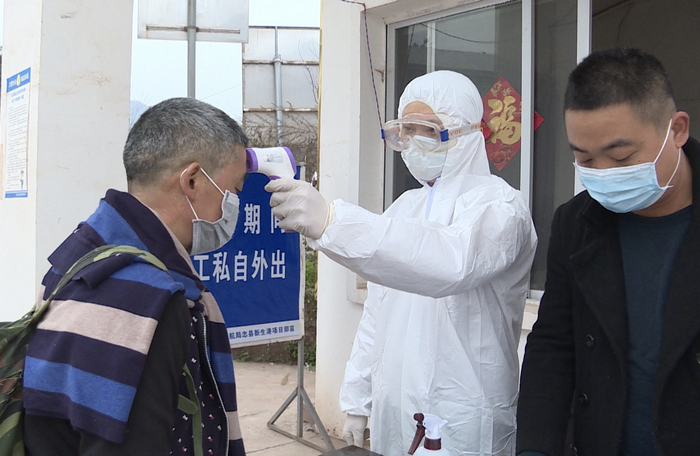 重庆忠县新生港项目返岗职员体温检测.jpg