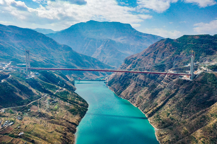 华美高速金安金沙江大桥桥面板所有吊装完成 (4).jpg