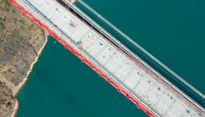 华美高速金安金沙江大桥桥面板所有吊装完成 (1).jpg