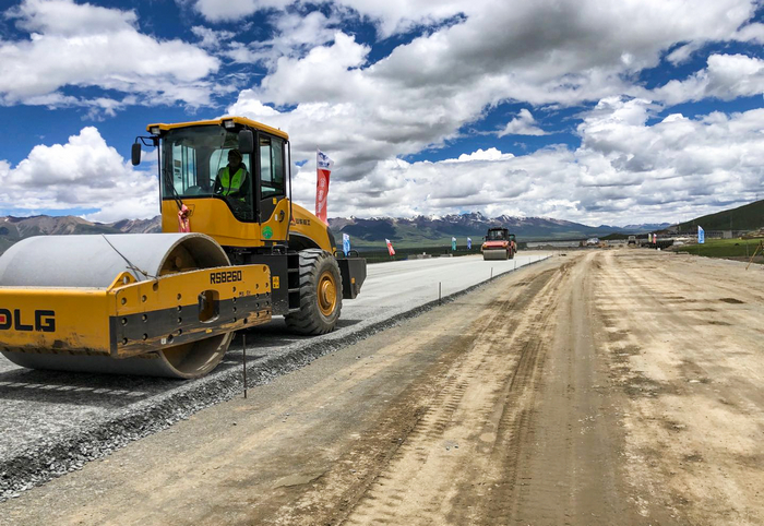 西藏109项目路面级配碎石最先摊铺 (1).jpg