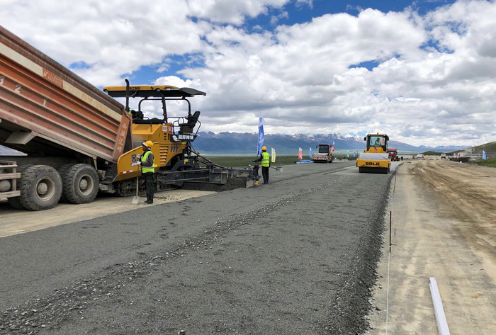 西藏109项目路面级配碎石最先摊铺 (4).jpg