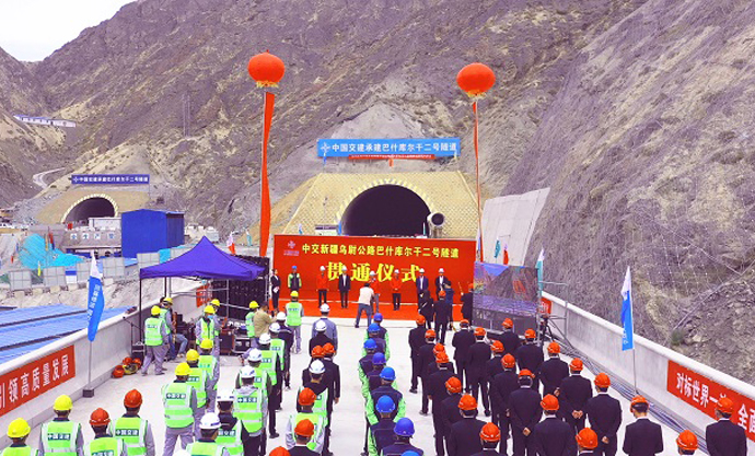 2 央广网:两次穿越无人区!新疆乌尉公路巴什库尔干二号隧道意会 2021.8.18(1).jpg