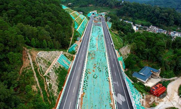 湖北日报:优德88官网网站二航局立功云南 文麻高速公路全线试通车 2021.7 (1).jpg