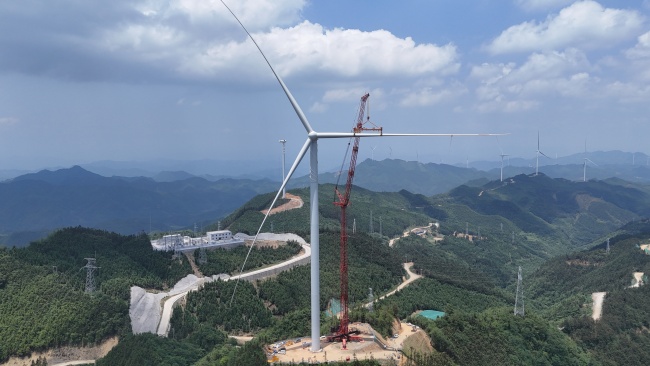 喜报!长江国际公司册亨风电场项目首台风机吊装圆满乐成_副本